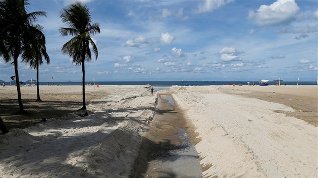 Kanalizan systm na pli Copacabana v Riu de Janeiru (9. ervna 2016)