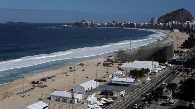 Stavba volejbalovho hit na pli Copacabana v Riu de Janeiru (13. ervna 2016)