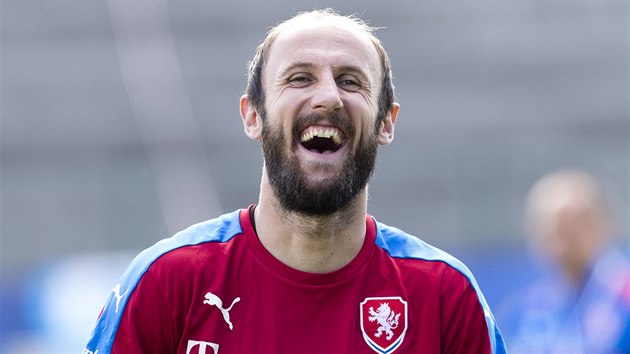 DOBR NLADA. Pozitivn mysl eskch fotbalist ukazuje na trninku tak obrnce Michal Hubnk.