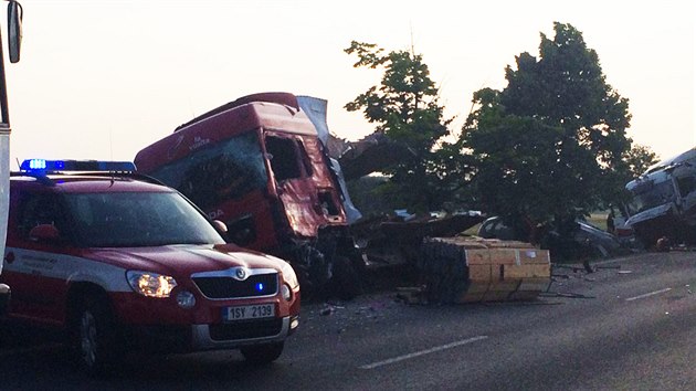 Na silnici prvn tdy na Mlnicku se srazila dv nkladn auta a jedno osobn (9.6.2016).