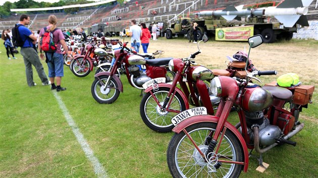 Na stadionu za Lunkami se kon prvn ronk Retrotky. Selo se tu spoustu historickch voz a motorek. Pro dti poadatel vymysleli doprovodn program. Velkou atrakc byl i jeb, z kterho se zjemci mohli rozhldnout do kraje (11.6.2016).