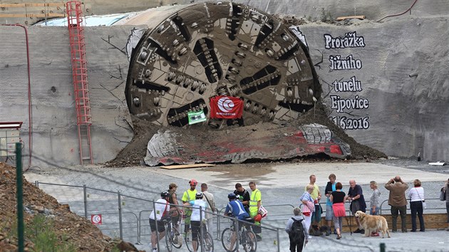 Razic stroj Viktorie, kter pod vrchem Chlum u Plzn budoval nejdel eleznin tunel v esku, prorazil prvn z dvojice tubus (11.6.2016).