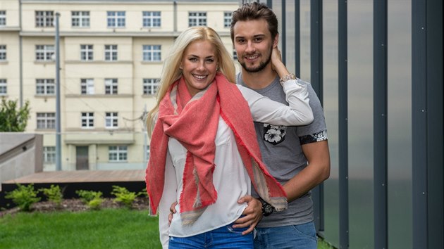Hokejov brank Petr Mrzek se svou ptelkyn Srou Olivovou, kter hraje plov volejbal.
