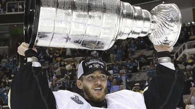 Hokejov brank Matt Murray z Pittsburgh Penguins slav jako novek zisk Stanley Cupu.