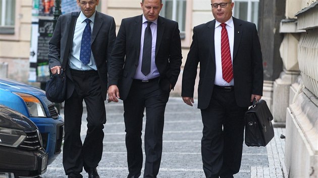 Jan Pohnek, Milan Kovanda a Ondrej Plenk (zleva) pichzej k Obvodnmu soudu pro Prahu 1 (17.6.2016)