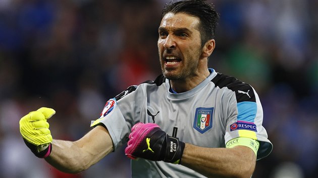 Gianluigi Buffon se raduje z glu, kter vstelil v prvnm poloase jeho spoluhr Emanuele Giaccherini.