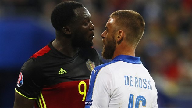 Romelu Lukaku z Belgie (vlevo) a zkuen Ital Daniele De Rossi (vpravo) v hdce pi duelu mistrovstv Evropy.