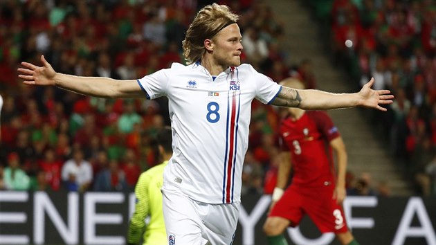 Islanan Birkir Bjarnason slav vyrovnvac gl do st Portugalska.