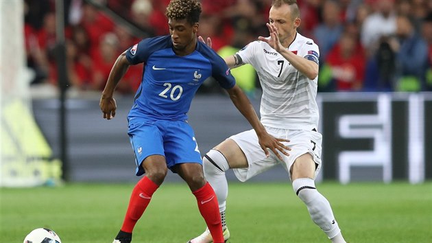 MLAD VPED. Dvacetilet Kingsley Coman je nejmladm fotbalitou, kter kdy za Francii nastoupil na velkm turnaji. Na snmku si kryje m ped Albncem Ansim Agollim.