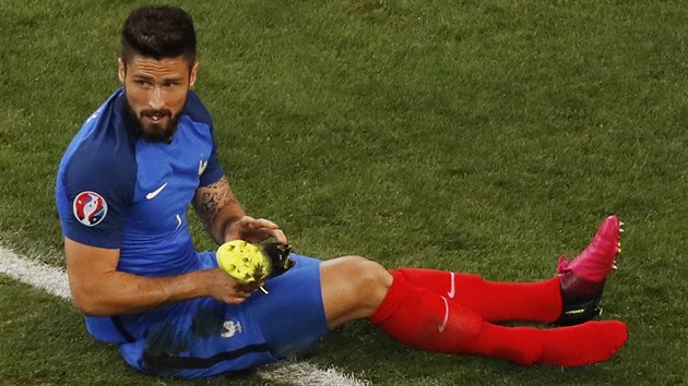 REKLAMACE. tonk Francie Olivier Giroud si bhem utkn s Albni mnil nevyhovujc kopaku.