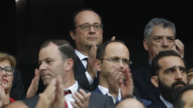 PREZIDENT NA TRIBUN. Zpas Francie si znovu nenechal ujt Francois Hollande.
