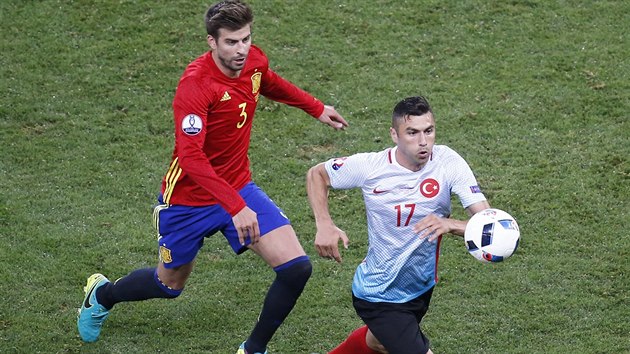 Tureck tonk Burak Yilmaz unik panlskmu obrnci Gerardu Piquemu.