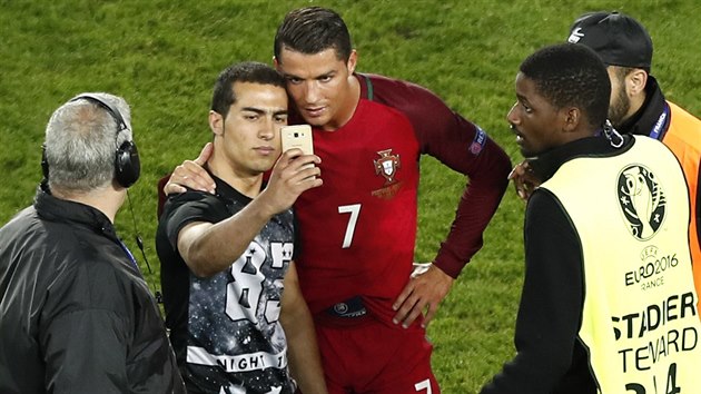 SELFIE S HVZDOU. Cristiano Ronaldo po zpase pzuje s fanoukem, kter vbhl na hit.