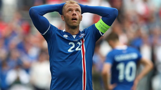ZDRCEN LEGENDA. Eidur Gudjohnsen, nejvt hvzda a symbol islandskho fotbalu, po utkn s Maarskem.