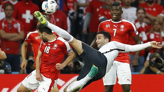 AU! Francouzsk stoper Adil Rami trefil pi pokusu o akrobatick zakonen Admira Mehmediho do hlavy.