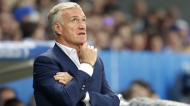 KOLIK JET ZBV? Nervzn francouzsk trenr Didier Deschamps pokukuje po asome.