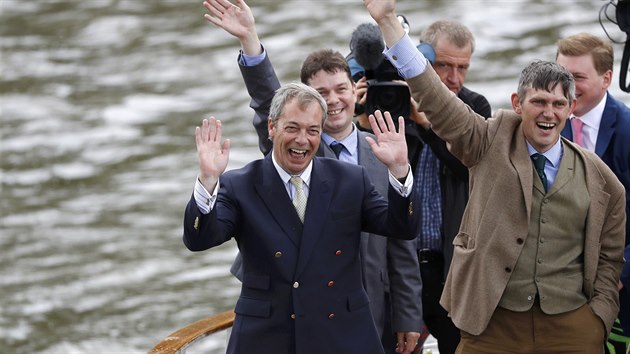 Ldr britskch euroskeptik Nigel Farage se v rmci agitace za odchod zem z EU plavil po Temi (15. ervna 2016)