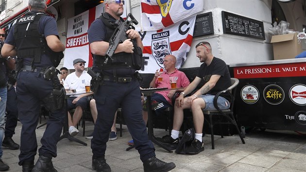 Francouzt policist z Marseille hldkuj v blzkosti anglickch fanouk (10. erven 2016)