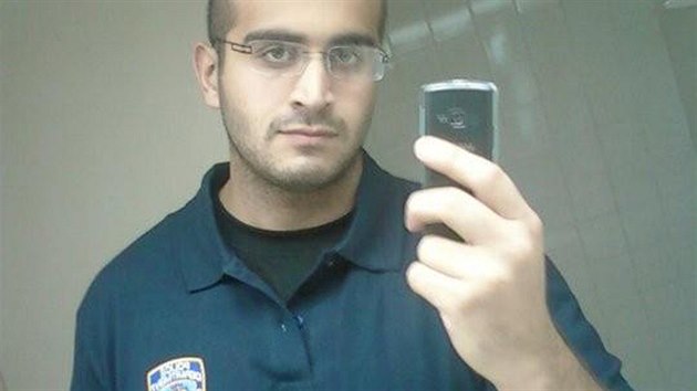 Podezelý útoník Omar Mateen na blíe nedatované fotografii ze sociálních...