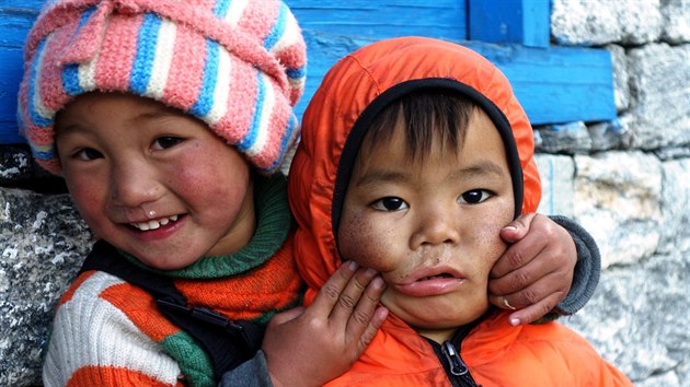 Dti ve vesnici Kyiajang gompe. Chlapec v pruhovan epici ml po zemtesen tce zrann nohy, jeho kamardovi zahynuli pi zemtesen sourozenci.