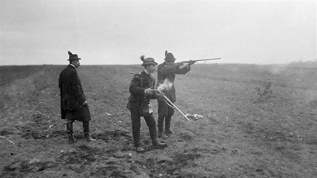 Historick snmek zachycuje astnky lovu, kter se odehrl 16. prosince 1905 pobl Roudnice nad Labem. Bhem lovu padlo 937 zvat, jak dokldaj historick zznamy.