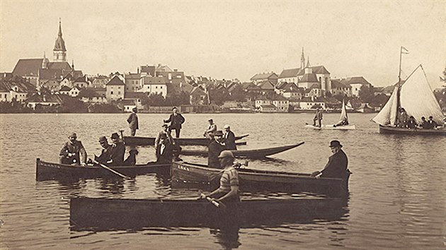 Jindichv Hradec a rybnk Vajgar. Autorem historickho snmku je Bohdan Lika, nejvznamnj fotograf v Jindichov Hradci v 19. stolet. Fotografie vznikla kolem roku 1895.