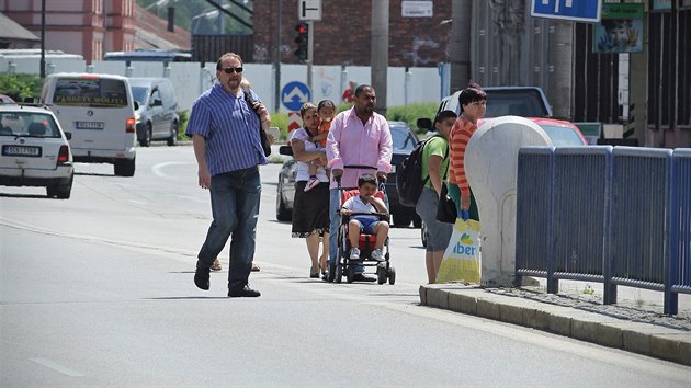 Lid pechzej typruhovou silnici v Ndran ulici v eskch Budjovicch.