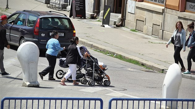 U vlakovho a autobusovho ndra v eskch Budjovicch jsou dv msta, kde lid pebhaj tam, kde nemaj. V ikov td u Grandu (na snmku) a v Ndran ulici, kde jim v tom nezabrn ani siln provoz na typruhov silnici.