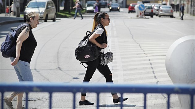 U vlakovho a autobusovho ndra v eskch Budjovicch jsou dv msta, kde lid pebhaj tam, kde nemaj. V ikov td u Grandu (na snmku) a v Ndran ulici, kde jim v tom nezabrn ani siln provoz na typruhov silnici.