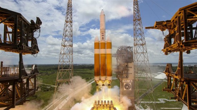 Start rakety Delta IV Heavy s druic NROL-37.