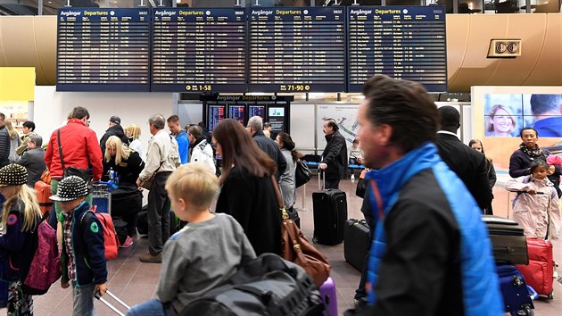 Cestujc ekaj na informace na letiti Arlanda ve Stockholmu. Kvli stvce pilot spolenosti SAS je ada let zruena (14. ervna 2016).