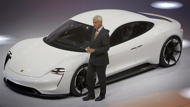 Generln editel Volkswagenu Matthias Mller pi prezentaci elektromobilu Porsche Mission E.