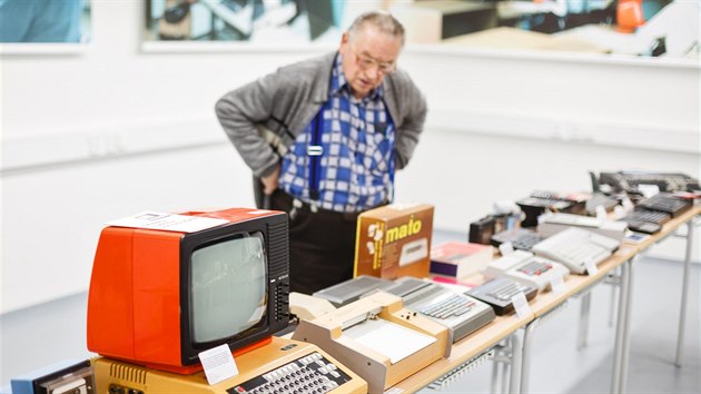 Vstava star vpoetn techniky nazvan Stolet 
informace na Fakult elektrotechniky VUT. Destky pota, periferi a kalkultor jsou ze sbrek Petra Vradiho.