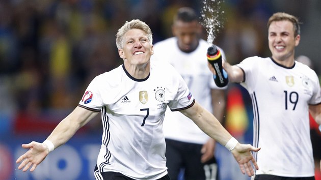 Nmeck reprezentant Bastian Schweinsteiger se raduje z glu v utkn Eura proti Ukrajin.