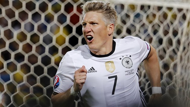 Nmeck reprezentant Bastian Schweinsteiger se raduje z glu v utkn Eura proti Ukrajin.