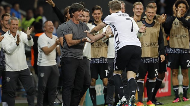 Bastian Schweinsteiger se o radost z glu na mistrovstv Evropy proti Ukrajin bel podlit s trenrem Joachimem Lwem i nhradnky.