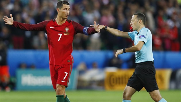 TO SNAD NE Portugalsk kapitn Cristiano Ronaldo (vlevo) bhem duelu proti Islandu protestuje u tureckho rozhodho Cakira.