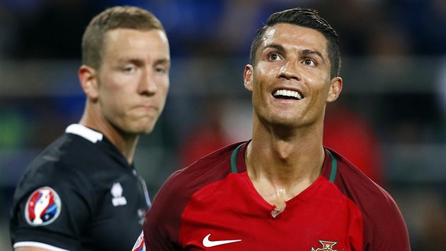 Portugalsk tonk Cristiano Ronaldo se div, jak mohl nepromnit anci v zpase Eura proti Islandu. Na snmku s islandskm brankem Hannesem Threm Halldorssonem.