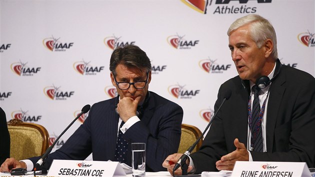 Prezident Mezinrodn atletick federace IAAF Sebastian Coe (vlevo) a nezvisl antidopingov expert Rune Andersen na tiskov konferenci ve Vdni potvrzuj zkaz startu ruskch atlet na OH v Riu.