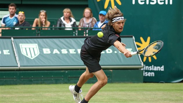 Alexander Zverev v semifinle Gerry Weber Open proti Rogeru Federerovi.