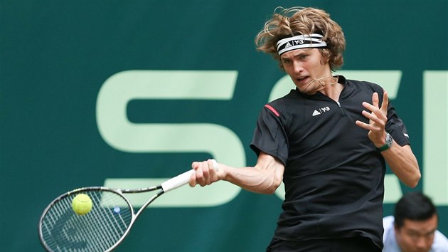 Alexander Zverev bhem semifinle Gerry Weber Open proti Rogeru Federerovi.