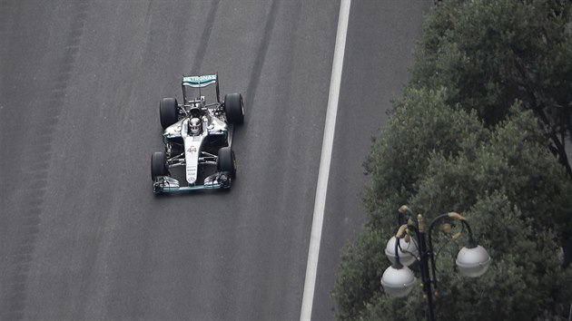 Lewis Hamilton bhem kvalifikace na Velkou cenu Evropy v Baku.