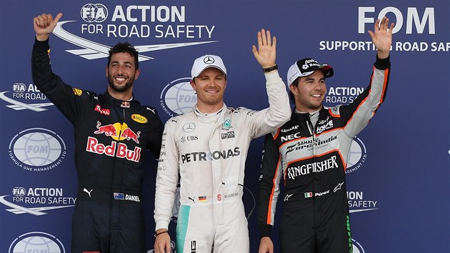 TROJICE NEJLEPCH. Nico Rosberg (uprosted) ovldl kvalifikaci na Velkou cenu Evropy. Druh byl Sergio Prez (vpravo), tet Daniel Ricciardo.