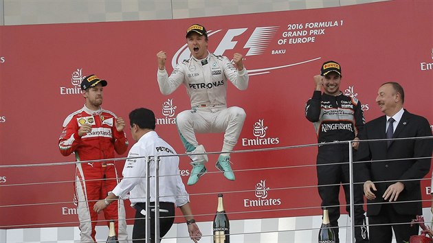 Nico Rosberg slav vtzstv ve Velk cen Evropy v Baku. Druh dojel Sebastian Vettel, tet Sergio Prez.