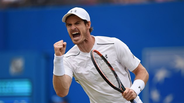 Andy Murray se raduje ve finlovm zpase Aegon Championship proti Milosi Raonicovi.