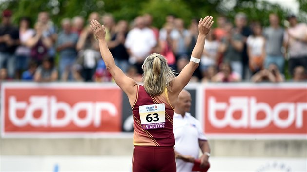 DKOVAKA. Barbora potkov dkuje skvlmu publiku na republikovm ampiontu v Tboe.