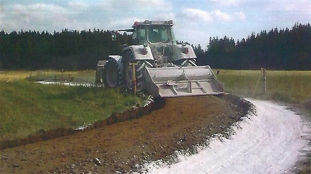 Tmito fotografiemi bval starosta Josef Fiala poukazuje na to, e pi stavb cesty k OV byly schvleny a pouity dv rzn technologie kvli odlinmu podlo, take cesta neme bt vude stejn,.