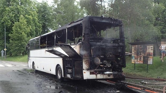 Por zachvtil ve Frentt pod Radhotm na Novojinsku autobus, v nm cestovalo 35 dt a pt dosplch.