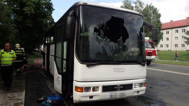 Por zachvtil ve Frentt pod Radhotm na Novojinsku autobus, v nm cestovalo 35 dt a pt dosplch.