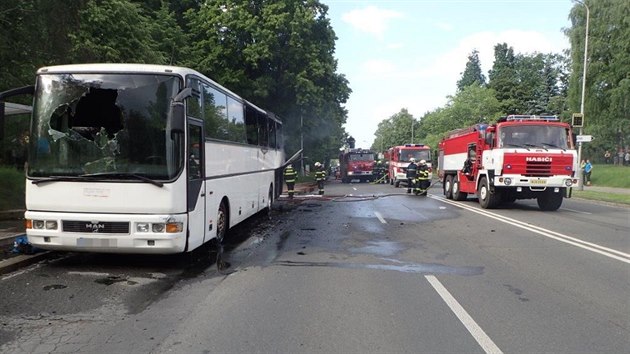 Por zachvtil ve Frentt pod Radhotm na Novojinsku autobus, v nm cestovalo 35 dt a pt dosplch.